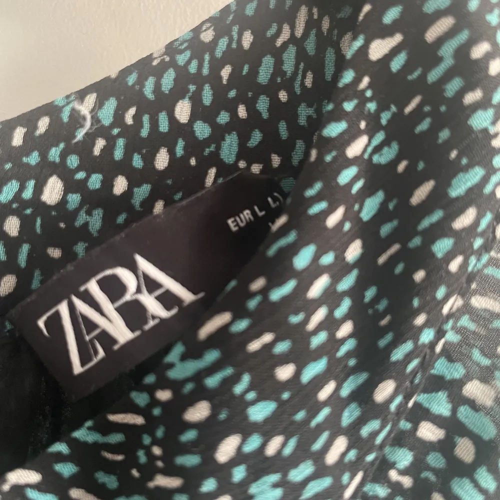Jätte fin klänning från Zara, bra skick knappt använd.. Klänningar.