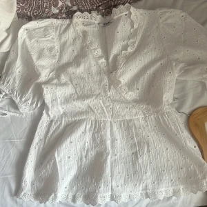 Vit blus - Vit blus köpt utomlands i storlek 42 men storlekarna är inte sanna den är ganska liten, har tråd på armarna. Passar mig och jag har storlek M💞