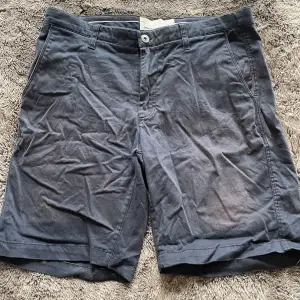 Marinblå chinos shorts från paperdenim&cloth. Storlek 33. Bra skick!