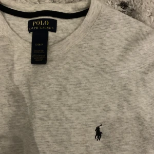 polo ralph lauren - Ralph lauren pikétröja har använts några gånger. Jag köpte den från herravdelningen. Funkar både för  tjejer och killar.  