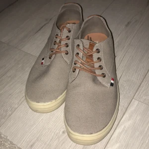 Skor - Fina, aldrig använda 1 gång. Har ett till par i strl 41.