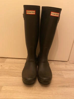 Hunter stövlar - Höga hanterstövlar. Ser ut som nya, använda vid fåtal tillfällen. Säljes då skaftet är något för smalt för mina ben 🌺