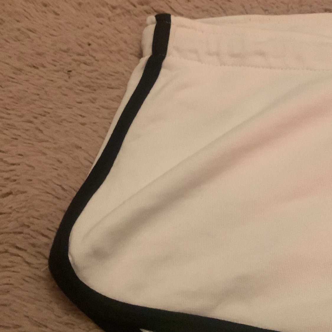 Vit svarta shorts ganska korta men sitter riktigt snyggt - 91
