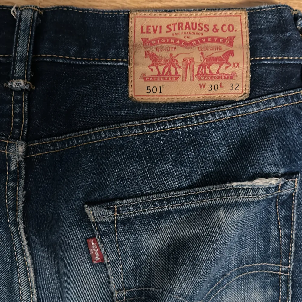 Fräna Levis 501 med trasig look, W30 L32. Jeans & Byxor.