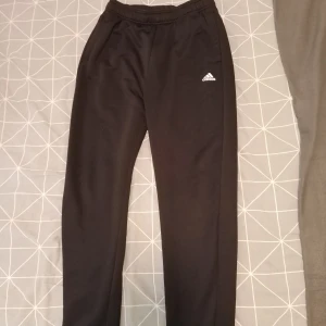 Adidas träningsbyxor  - Träningsbyxor  Använda 2 gånger  Helt i nyskick