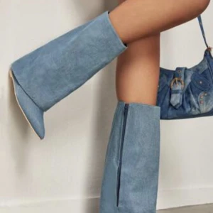Denim boots - Säljer mina denim boots som endast är testade, säljer pågrund av att jag inte använder dem 