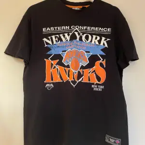Oanvänd New York Knicks t-shirt storlek S i jättefin kraftig bomullskvslitet. Köpt i London.