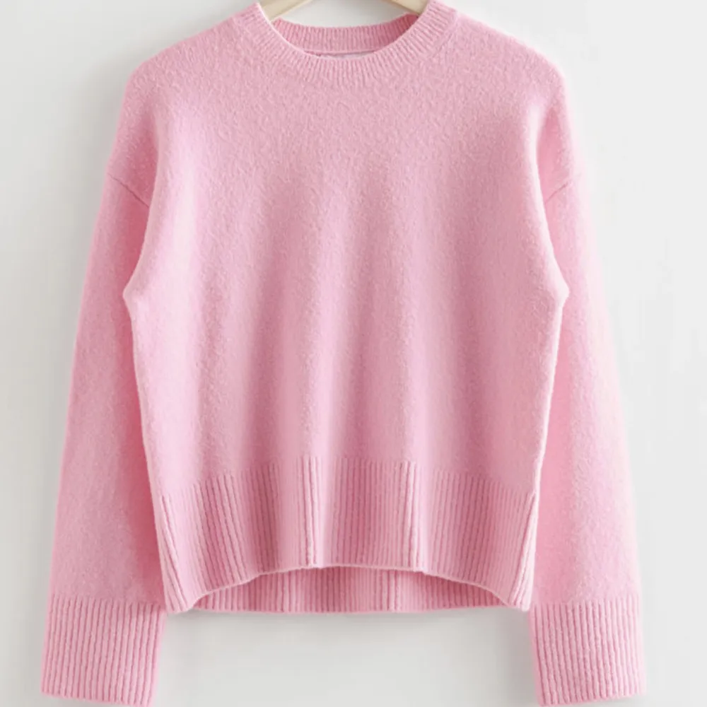 Säljer min rosa stickade tröja från & Other stories, den är slutsåld på hemsidan. Tröjan är använd fåtal gånger och så gott som ny. Ordenarie pris 490kr.. Tröjor & Koftor.