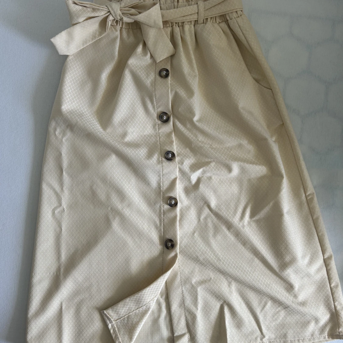 Söt skjorta i beige, midi längd 