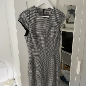 Rutig klänning - Elegant, rutig klänning som aldrig blivit använd. Passar bra till fina tillställningar och ger lite ”gossip girl” vibes✨🥃🏙️