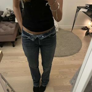 Blåa jeans - Super snygga populära midwaisted jeans från zara! Går även att göra lågmidjade genom att vika ner dom lite (se bild 1 o 3)  och de blir super fint❤️köp direkt för 100kr eller lägg prisförslag❤️