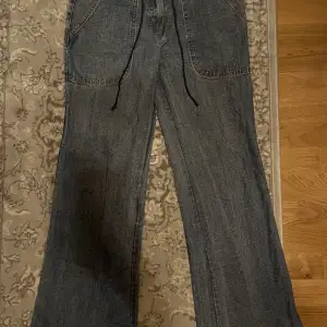 Asfeta utsvängda y2k jeans med skit coola fickor. Dom är i bra skick och sitter bra!!! Priset är diskuterbart kom PM för fler bilder och använd gärna köp nu!!🌟🌟