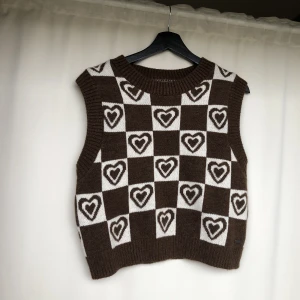 Väst - Brun-rutig väst med hjärtan på från Pull&Bear, använd fåtal gånger 🐻🌰🍂🤎