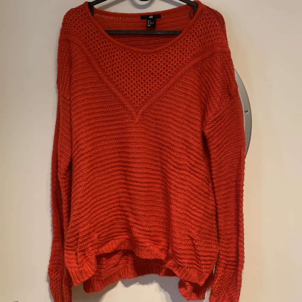 Långärmad röd stickat tröja från H&M.. Toppar.