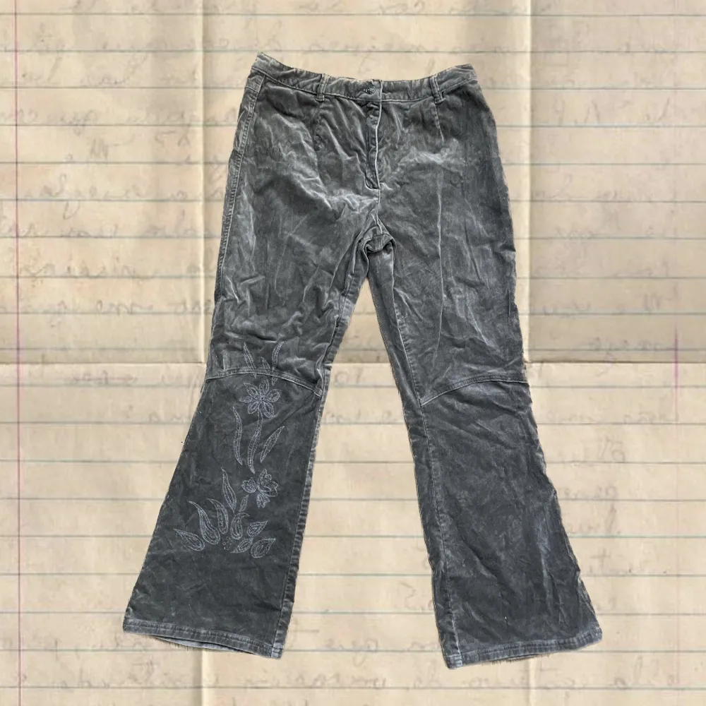 Cottagecore vintage bootcut byxor med blommig broderi . Jeans & Byxor.
