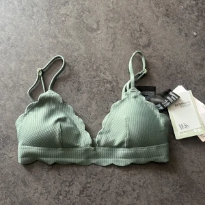 Bikini topp XS  - Bikini topp  H&M Grön Storlek: 34/XS  Aldrig använd, prislappar kvar!