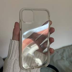 Genomskinligt skal från holdit till iPhone Xr/11, skalet har en vit ram och runda kanter.