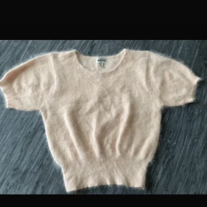 Stickad tshirt  - Supersöt aprikosfärgad stickad tshirt, jättemysigt matrial och inga defekter💓