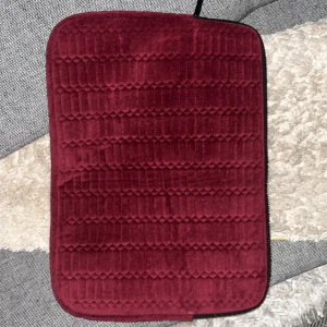 Data fodral - Ett jätte fint vin röd data fodral, det finns en exakt likadan men i en ljus rosa dom jag även säljer. Den är helt oanvänd och är i ett perfekt skick. 