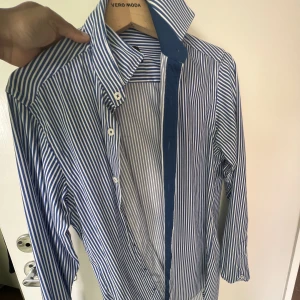 Randig skjorta  - Randig skjorta  Aldrig använd men utan prislapp