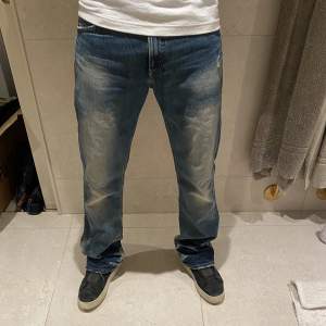 Vintage Levis 507 jeans storlek W30/L34. Modellen är 185cm och väger 70 kg