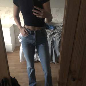 Blå jeans från zara med bootcut, de är jättestretchiga och knappt använda🥰🤍
