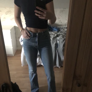 Zara jeans🤩 - Blå jeans från zara med bootcut, de är jättestretchiga och knappt använda🥰🤍
