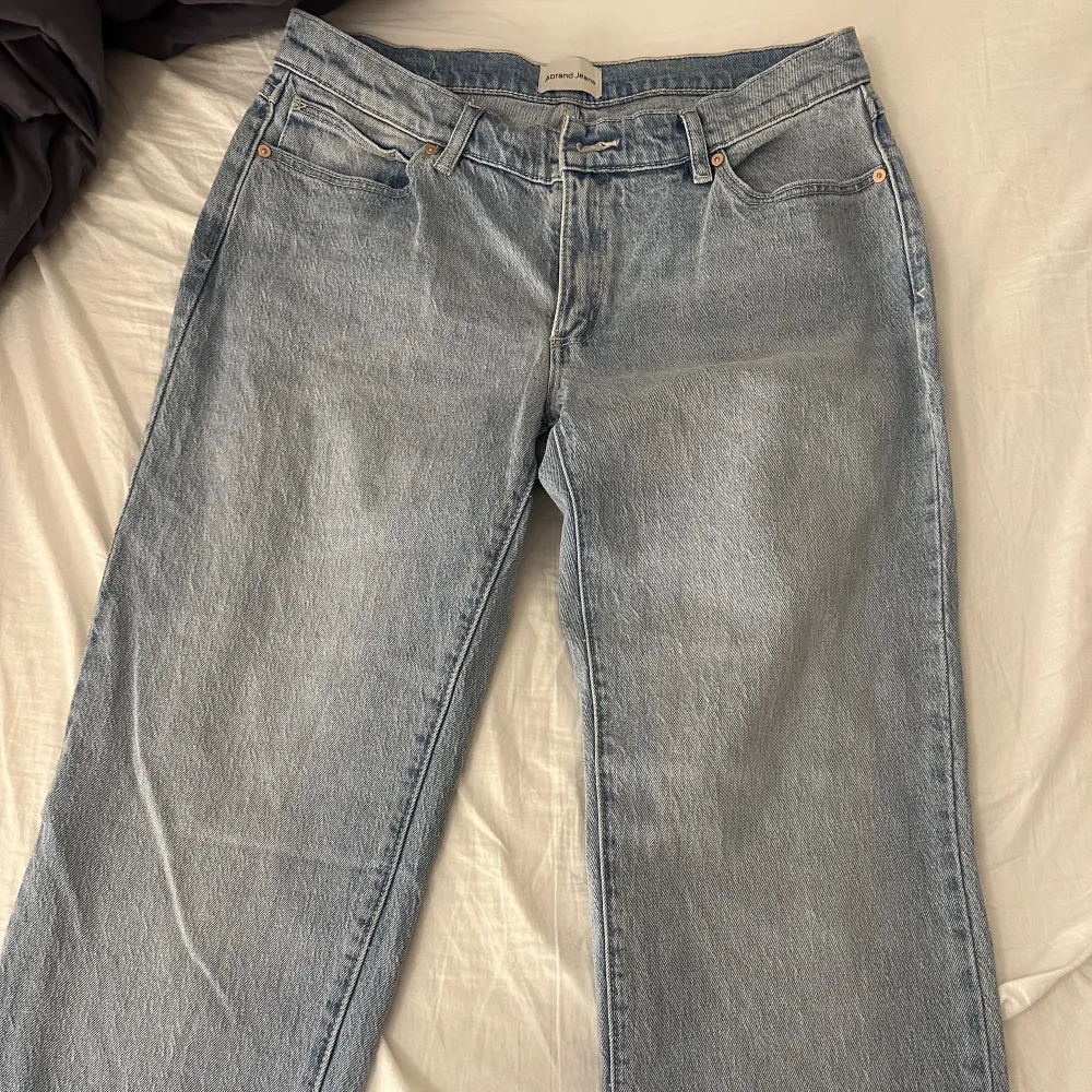 Snygga jeans från abrand i jätte bra skick. Aldrig använda, endast testade.  I straight modell. . Jeans & Byxor.