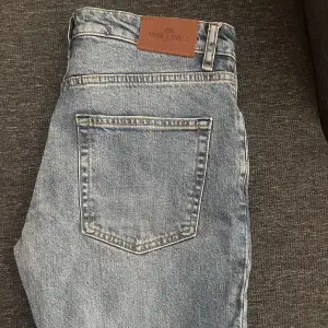 Tja säljer mina feta john henric jeans som är helt oanvända pga beställde fel storlek. Jeansen är 10/10 skick. Ny pris 1100 kr