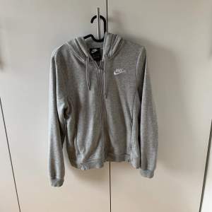 Säljer denna hoodie från Nike i storlek xs. Vid snabbt köp kan jag tänka mig att sänka priset.