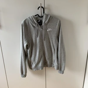 Hoodie - Säljer denna hoodie från Nike i storlek xs. Vid snabbt köp kan jag tänka mig att sänka priset.