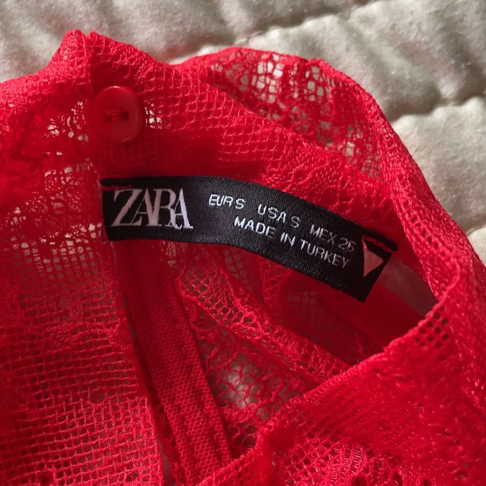 Säljer denna fina Zara toppen eftersom den inte kommer till användning. Har bara provat den annars har den legat i garderoben🌸. Toppar.