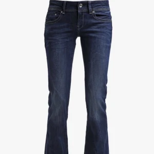 Lågmidjade jeans - Ett par lågmidjade jeans i perfekt skick, köpt för 1200kr säljer pågrund av att dom är för små. Kom priv för bilder och frågor