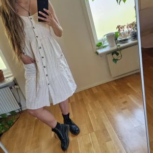 Benvit klänning - Benvit klänning med ränder. Linnetyg. Aldrig använd