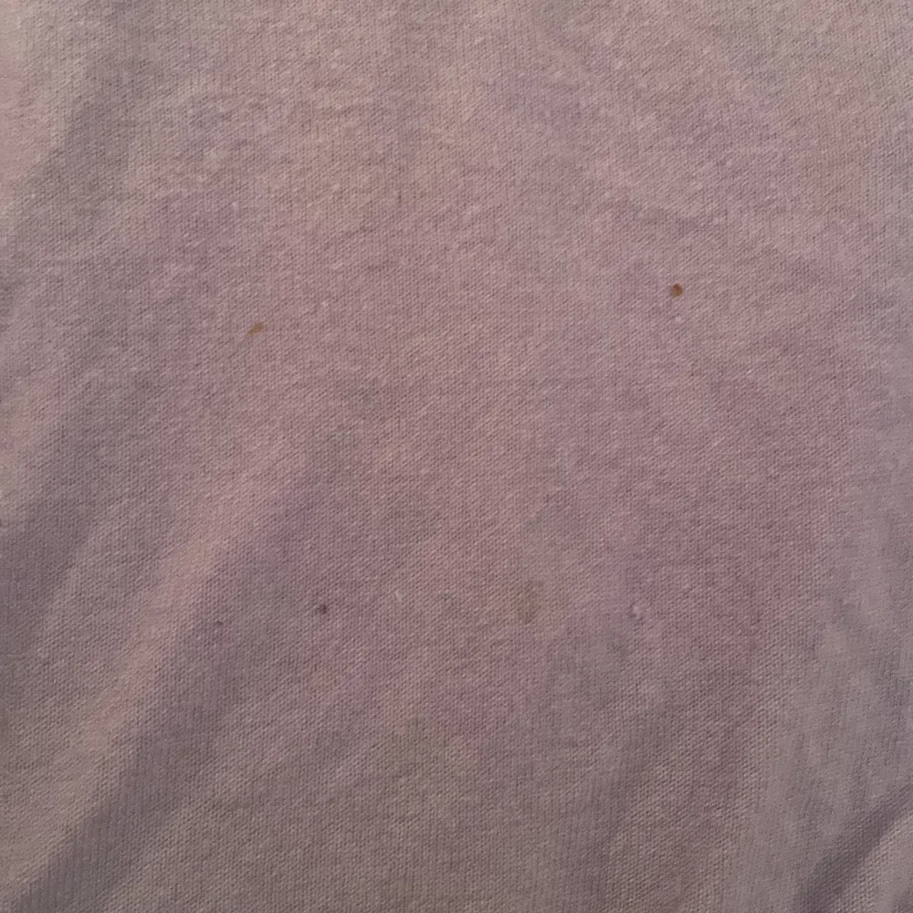 Finstickad t-shirt från Wera💜Små små fläckar tyvärr och en liten tråd som gått upp😔. Stickat.