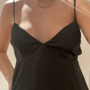 Silkes linne  - Linne från topshop med knyt i ryggen! Så gulligt, silkes liknade material 