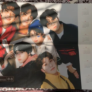 ASTRO SEASON GREETINGS 2021 POSTER - ASTRO OFFICIAL POSTER❤️ SEASON GREETINGS 2021❤️ En liten skada finns (syns på tredje bilden), kontakta vid frågor eller om ni vill ha flera bilder❤️ Allt går att diskutera❤️