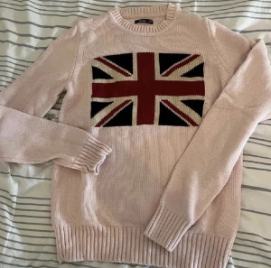 Stickad tröja - Jättefin stickad tröja från ett märke som heter crockers. Liknar ralphlauren tröjan. Nypris är 400 kr och den är jätte fin inför hösten. Inga defekter jag vet om. Aldrig använt den fast är köpt på plick.