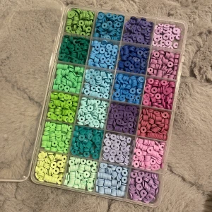 Pärlkit, platta - Ett kit med platta pärlor, köpt för över 100kr