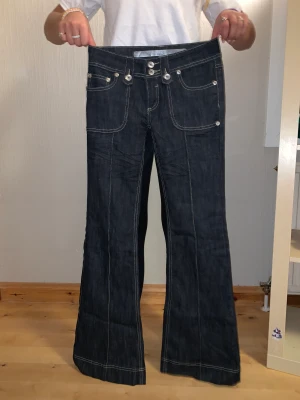 Y2k low-waist jeans  - MINA FAVORIT JEANS 😭 äkta 2000s y2k jeans med låg midja och bootcut. Såååå snygga men passar ej längre💕köpta för 2000kr men köpte del storlek så endast testade 😫köpen står för frakten!