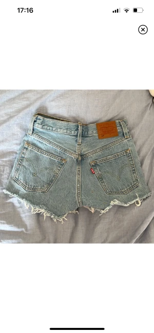 Levi’s jeansshorts - Så snygga jeansshorts från Levi’s🫶🏼 Storlek står inte men skulle gissa storlek 23 eller 24 då dom inte helt går över låren på mig som brukar ha 25/26💕 skriv för mått. Tyvärr lite fläckar som jag inte vet om dom går bort i tvätten eller inte.