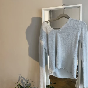 Ljusblå stickad tröja - Superfin lite tunnare stickad tröja. Passar till väldigt mycket och skriv för fler bilder! 🥰🥰🥰