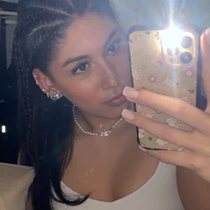 Vivienne Westwood Smycken - Örhängena är äkta med halsbandet är kopia! Finns äktenhetsbevis på örhängena. Använda fåtal gånger. Örhängena för 800kr eller båda för 1000kr. Pris går att diskutera vid snabb affär