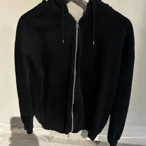 Säljer denna snygga zip hoodie från Weekday då den inte har kommit till andvänding. Den har bara blivit använd ett fåtal gånger. Den är i storlek Large.