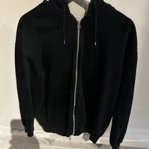 Weekday Zip Hoodie - Säljer denna snygga zip hoodie från Weekday då den inte har kommit till andvänding. Den har bara blivit använd ett fåtal gånger. Den är i storlek Large.