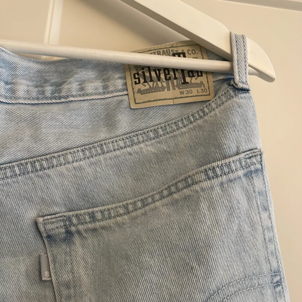 Inga slitningar, använda 2-3 gånger, lite baggy fit. Jeans & Byxor.
