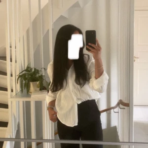 Vit blus/skjorta - Säljer min jättefina vita eleganta skjorta/blus. Går att använda både som jacka, kofta men även som en skjorta. Stilren och elegant! Hör av dig vid intresse och för mer info🫧🎧💌