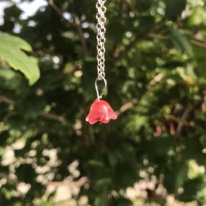 Röd blomma halsbandshänge  - Rött halsbandshänge av glasblomma, silveromfattning och pärla. Nytt oanvänt och handgjort. Finns också i fler färger på min profil🌺