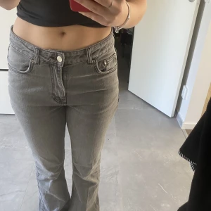 Jeans  - Jätte snygga grå jeans, använda väl men bra skick. Nypris 600! Storlek 38 men passar mig bra som oftast har storlek 36