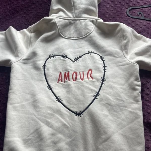 Mira Paris Luvtröja - Mira Paris kofta Bra sick Passar både könen Färgen är blandning mellan vit och ljusbeige Storlek s